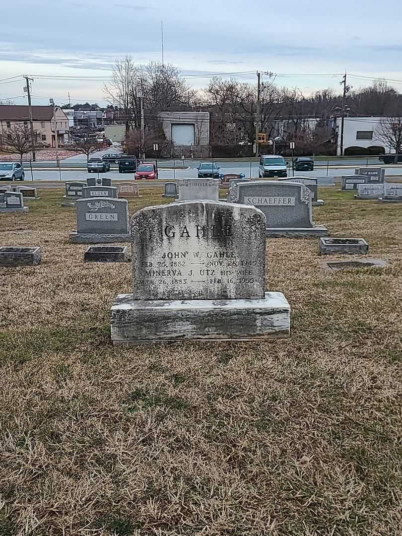 Minerva J. Utz Gahle's grave. Photo 2