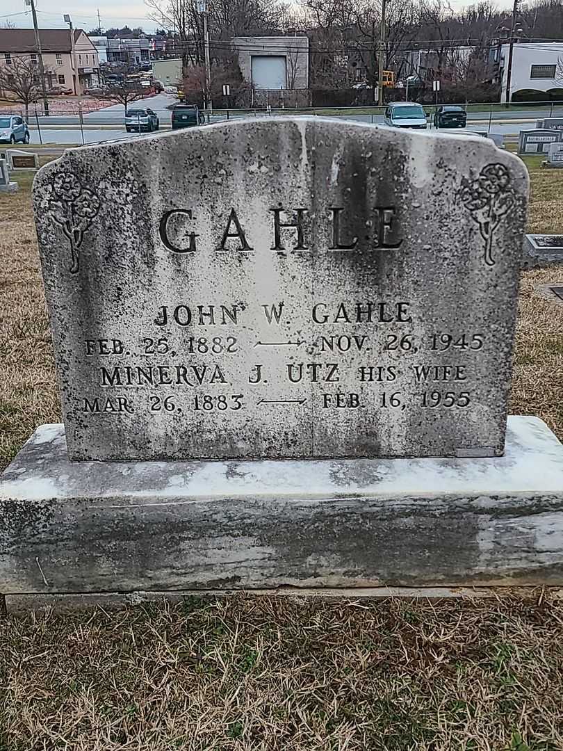 Minerva J. Utz Gahle's grave. Photo 1