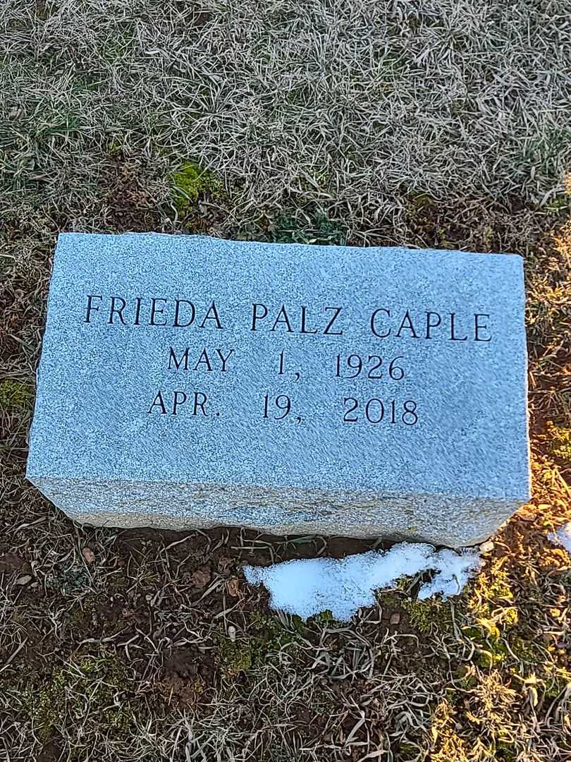 Frieda Palz Caple's grave. Photo 3