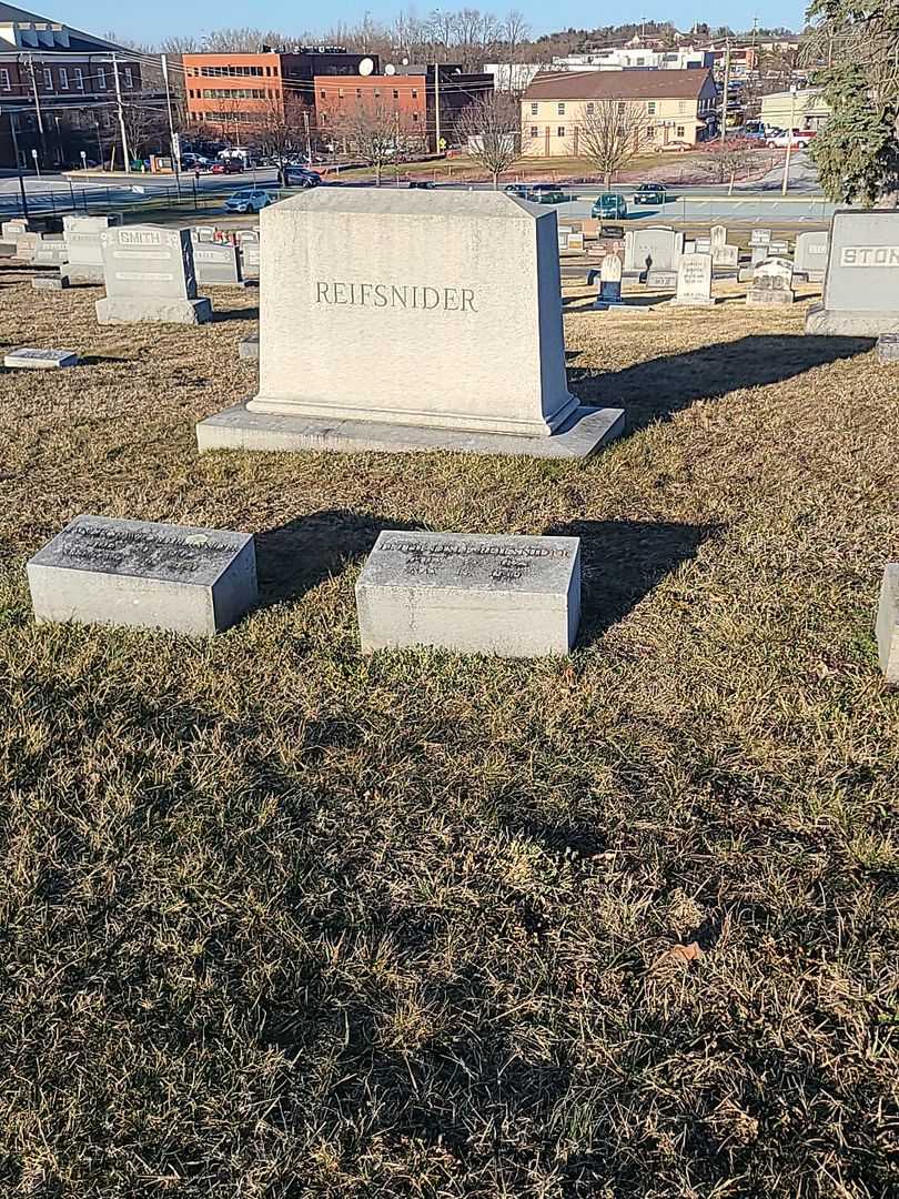 Lethe Lisle Reifsnider's grave. Photo 2