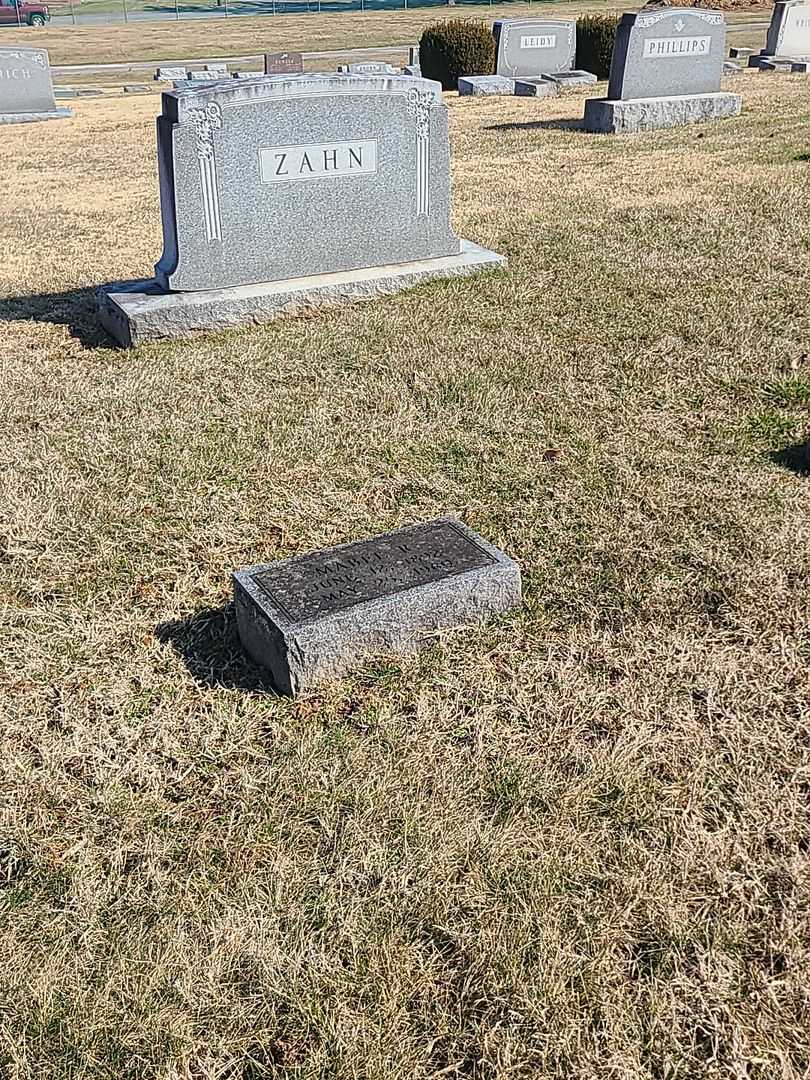 Mabel R. Zahn's grave. Photo 2