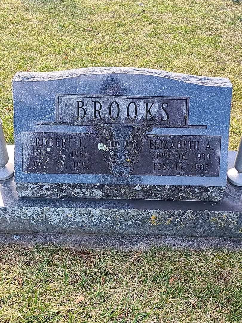 Robert L. Brooks's grave. Photo 1
