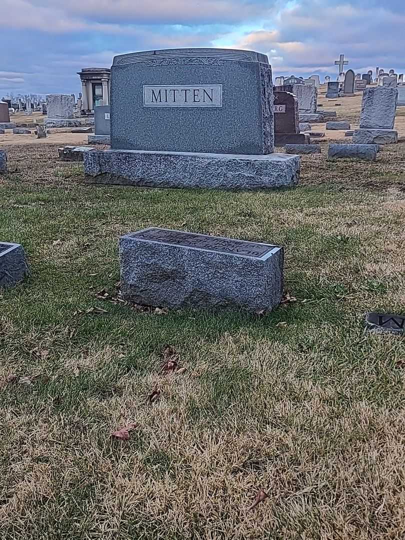 Blanche W. Mitten's grave. Photo 2