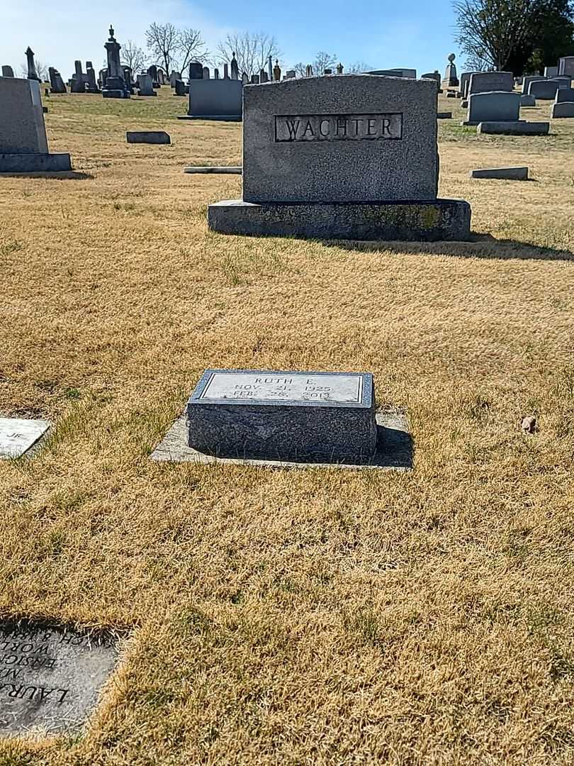 Ruth E. Wachter's grave. Photo 3