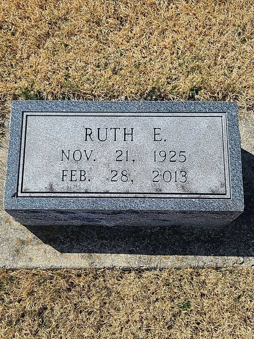 Ruth E. Wachter's grave. Photo 4