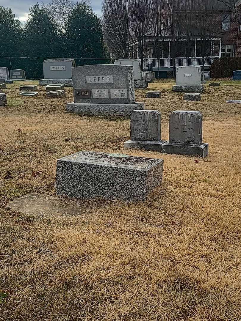 Violetta R. Hughes's grave. Photo 2