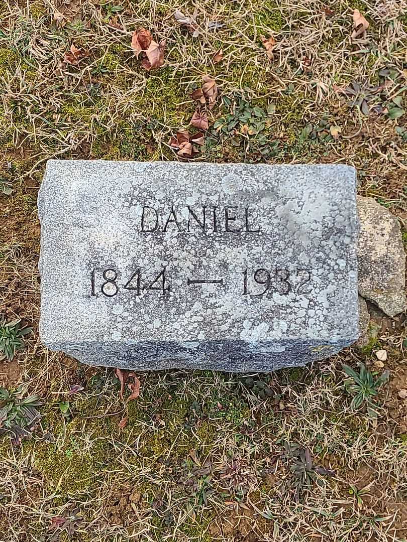 Daniel Teed's grave. Photo 3