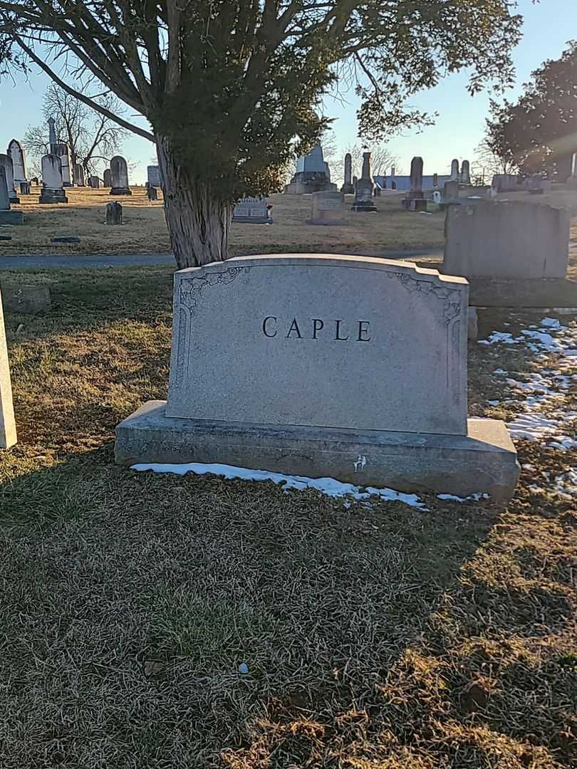 Frieda Palz Caple's grave. Photo 1