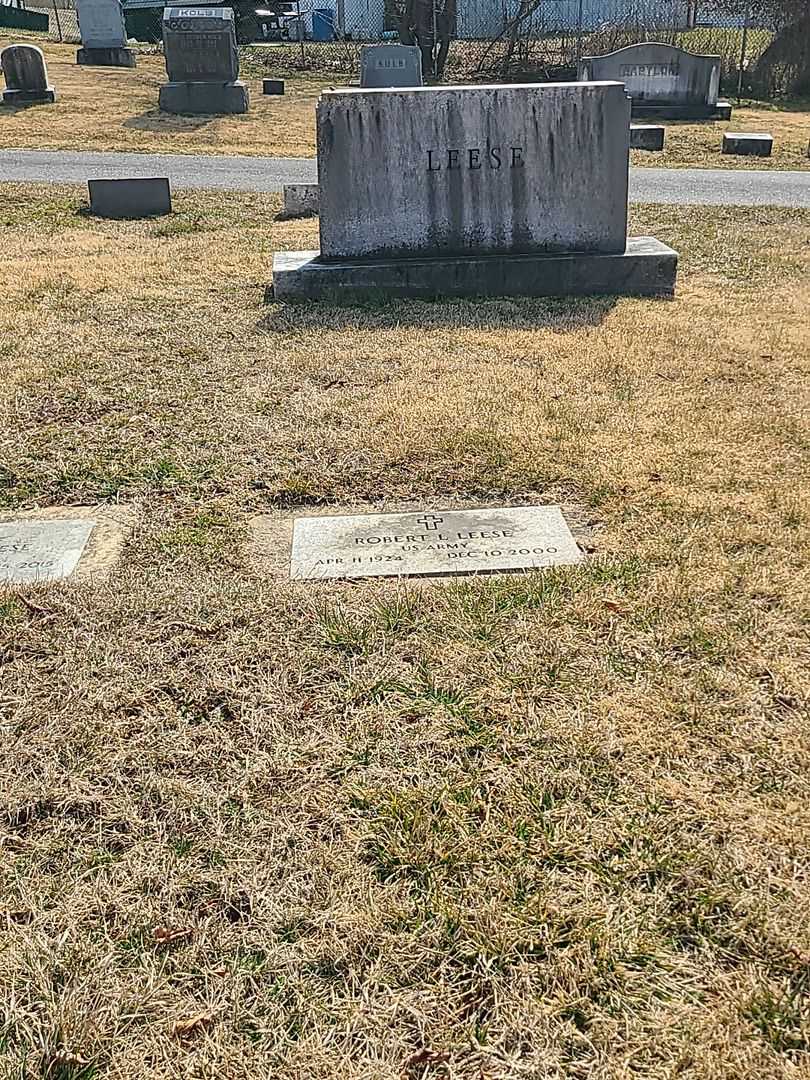 Robert L. Leese's grave. Photo 2