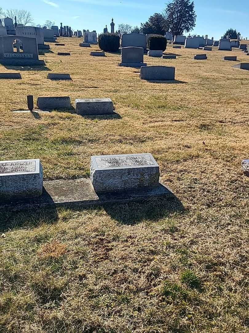 Ruth L. Kinzer's grave. Photo 2