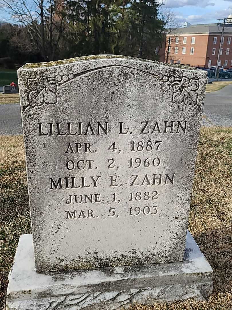 Lillian L. Zahn's grave. Photo 1