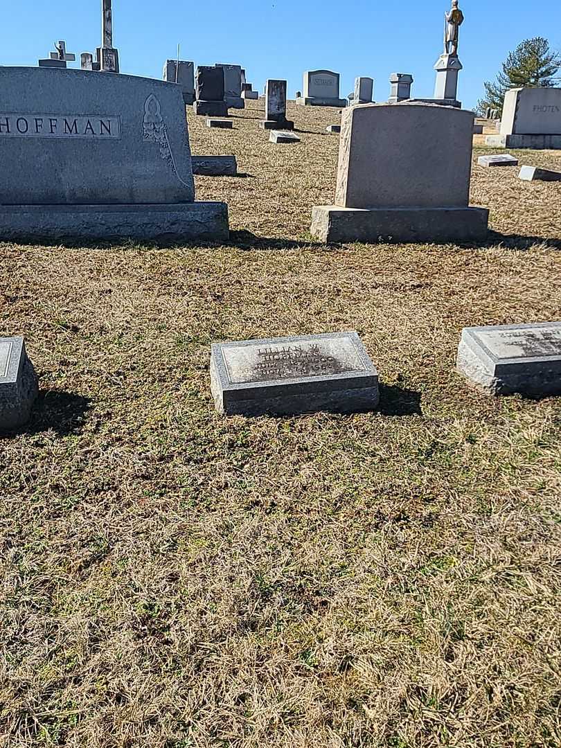 Lillian W. Hoffman's grave. Photo 2