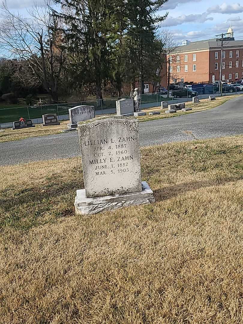 Lillian L. Zahn's grave. Photo 2