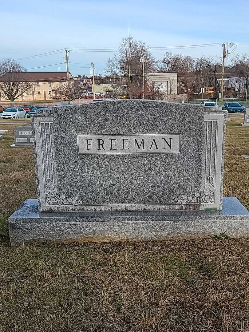 Donald E. Freeman Senior's grave. Photo 1