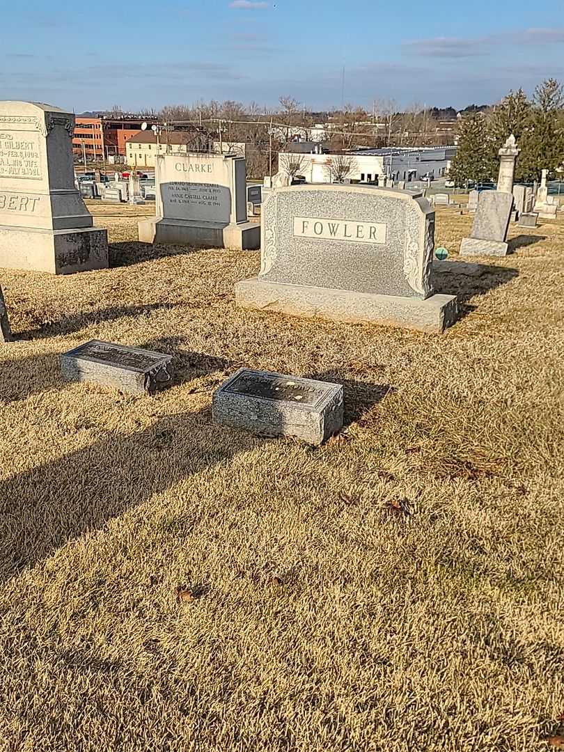 Grace H. Fowler's grave. Photo 2
