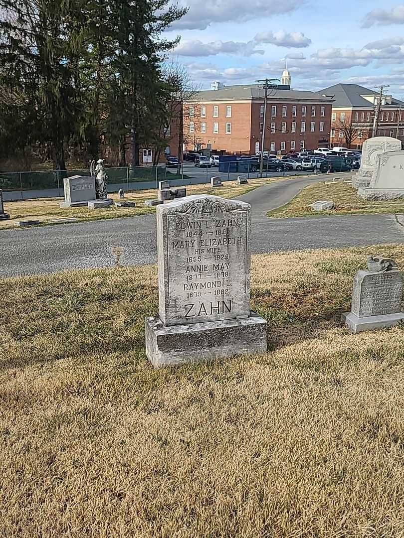 Mary Elizabeth Zahn's grave. Photo 1