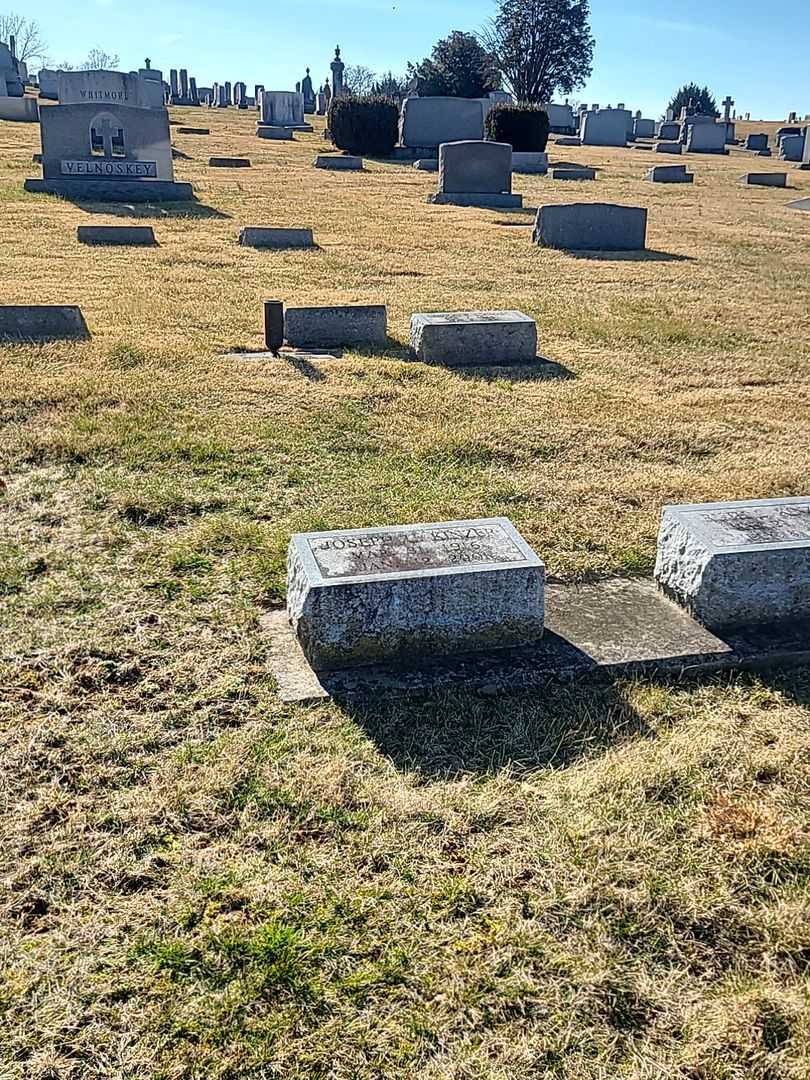 Joseph U. Kinzer's grave. Photo 2