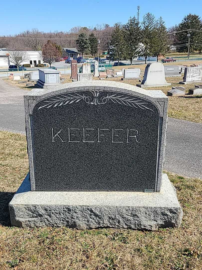 Addie E. Keefer's grave. Photo 1