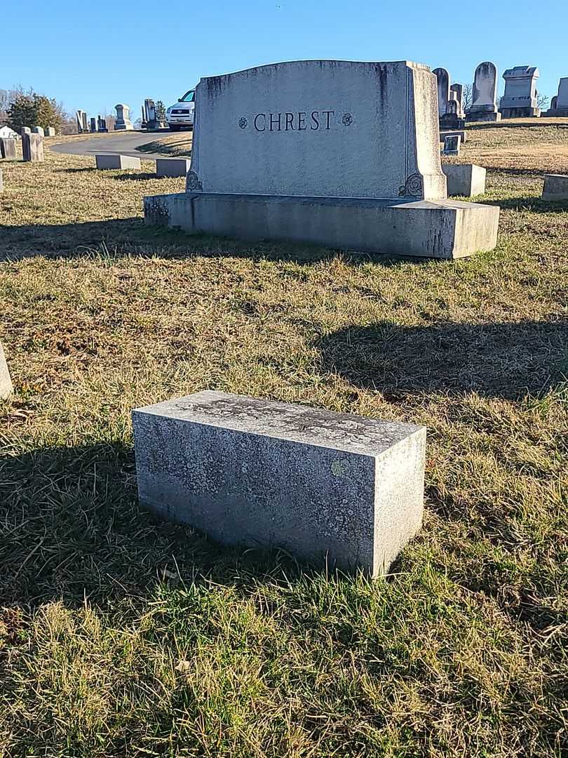 Nora F. Chrest's grave. Photo 2