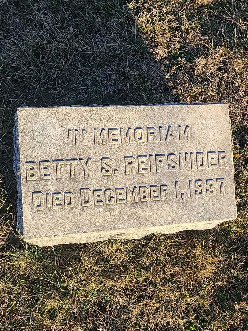 Betty S. Reifsnider's grave. Photo 3
