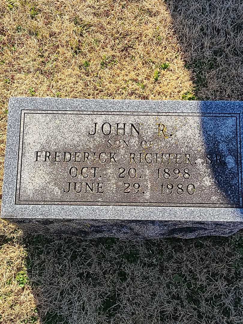 John R. Richter's grave. Photo 3